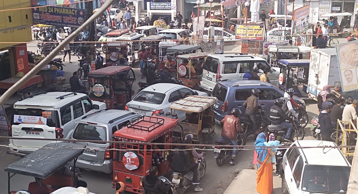 fathepur news,Traffic jam due to vehicles parked diagonally