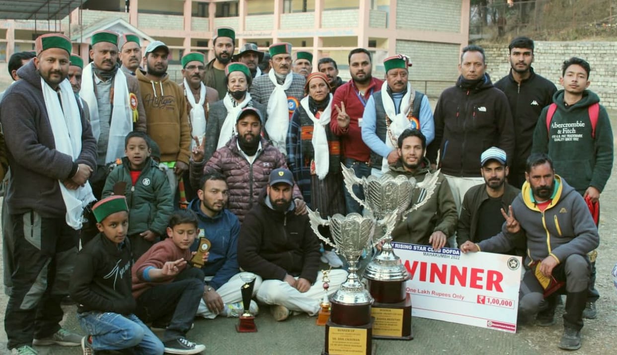 moon light jurey team win crkicket pratiyogita and mla nand lal honoured to winner