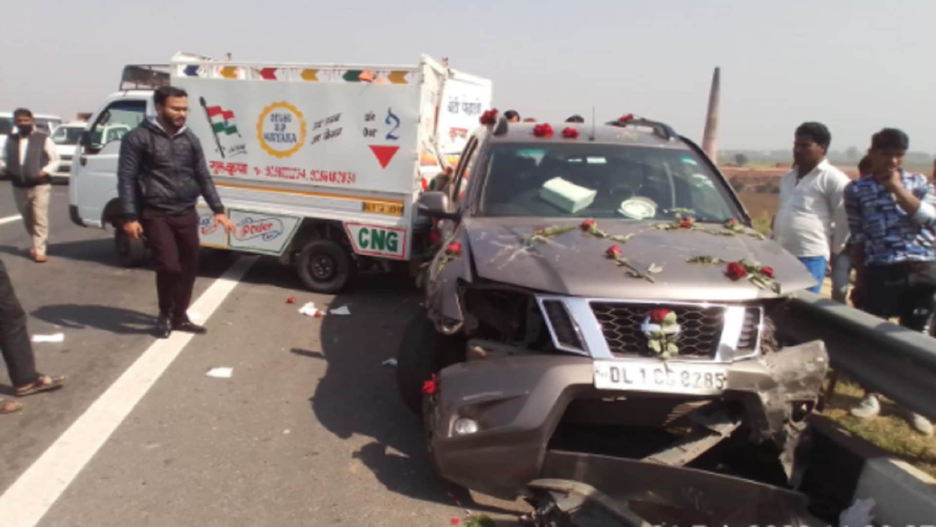 Meerut News: Car accident on Delhi-Meerut Expressway four people injured including groom bride
