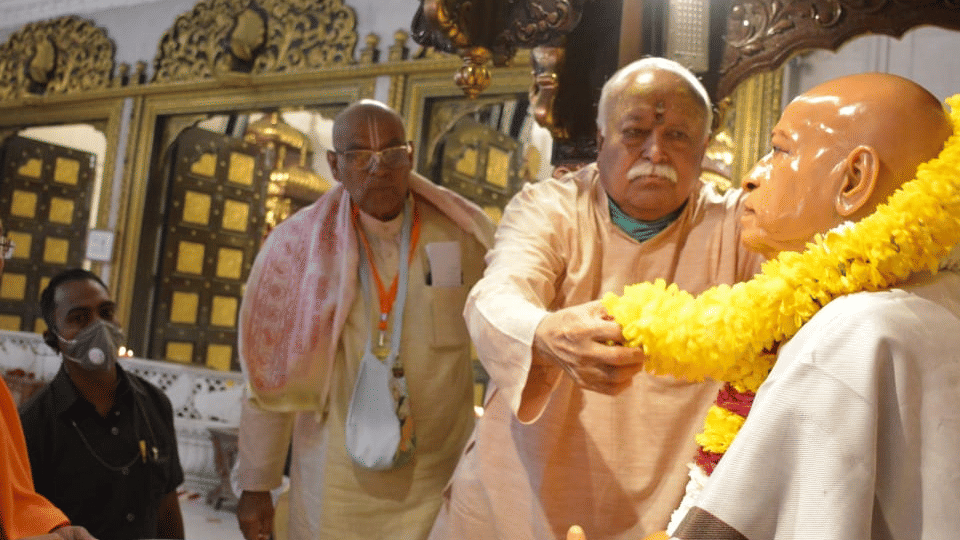 Ujjain: RSS Chief attended Mahakaleshwar Temple's Bhasmarti, peformed abhishek