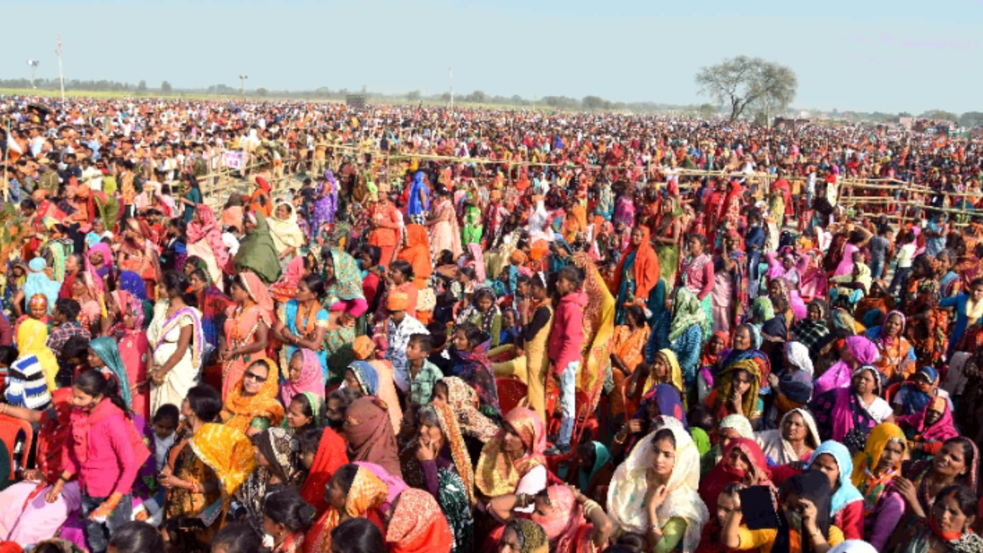 UP Election 2022 PM modi in Unnao rally touches feet of district president of BJP know the reason video goes viral