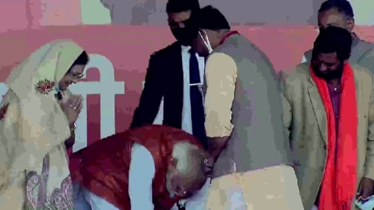 UP Election 2022 PM modi in Unnao rally touches feet of district president of BJP know the reason video goes viral