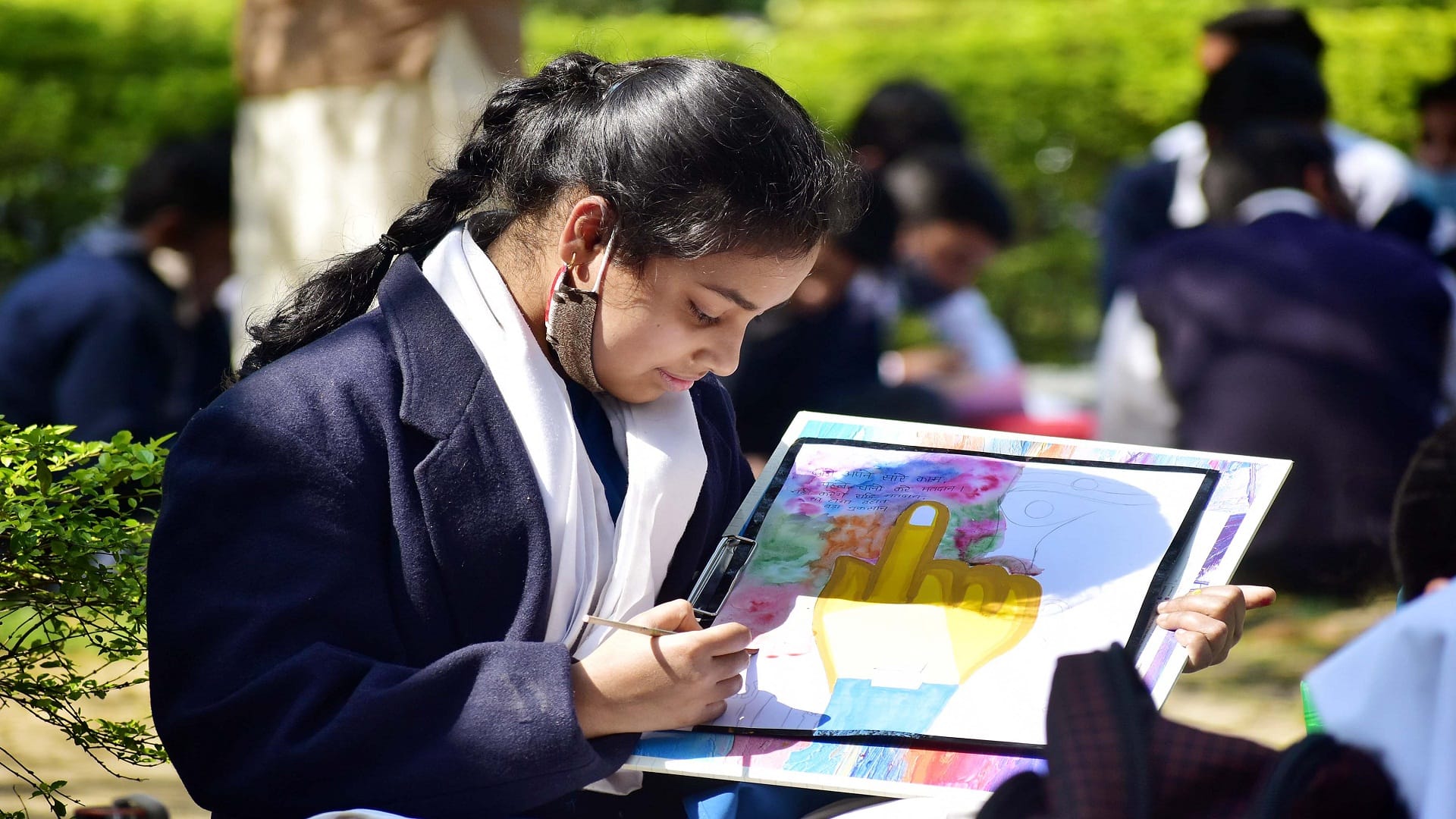 Amar Ujala Voter Awareness Campaign: With the help of colors and lines, Balman showed the mother and father the path of democracy