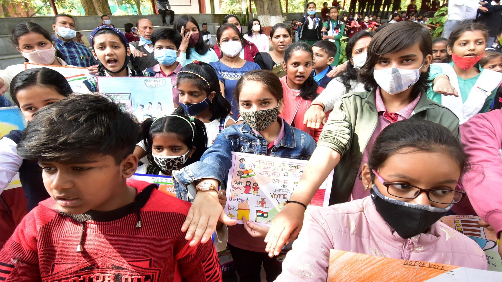 Amar Ujala Voter Awareness Campaign: With the help of colors and lines, Balman showed the mother and father the path of democracy