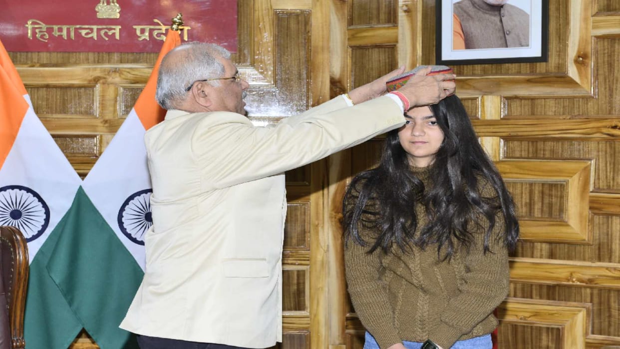himachal Governor honored National Award winner Shriya Lohia