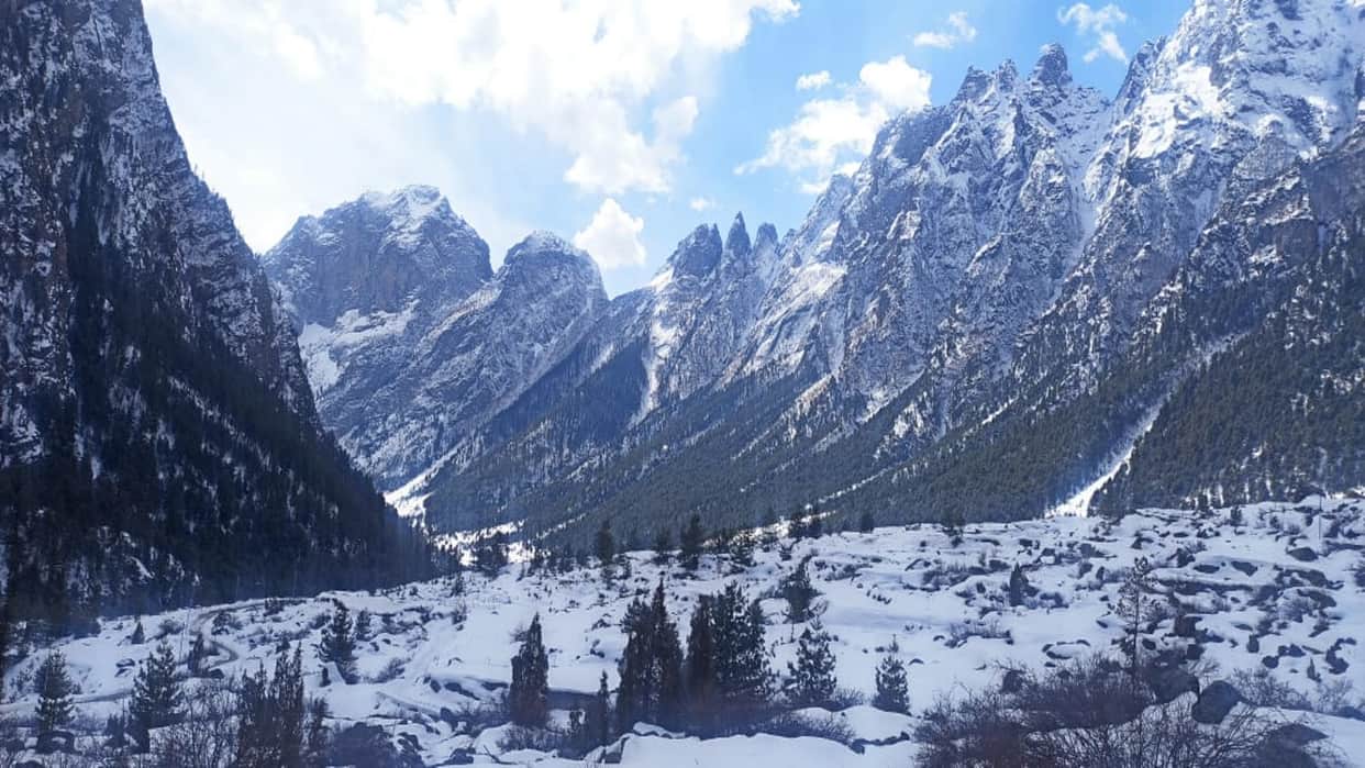 Snowfall in Uttarakhand: In Chamoli district China border area covered with snow, Army and ITBP personnel are guarding, see Photos