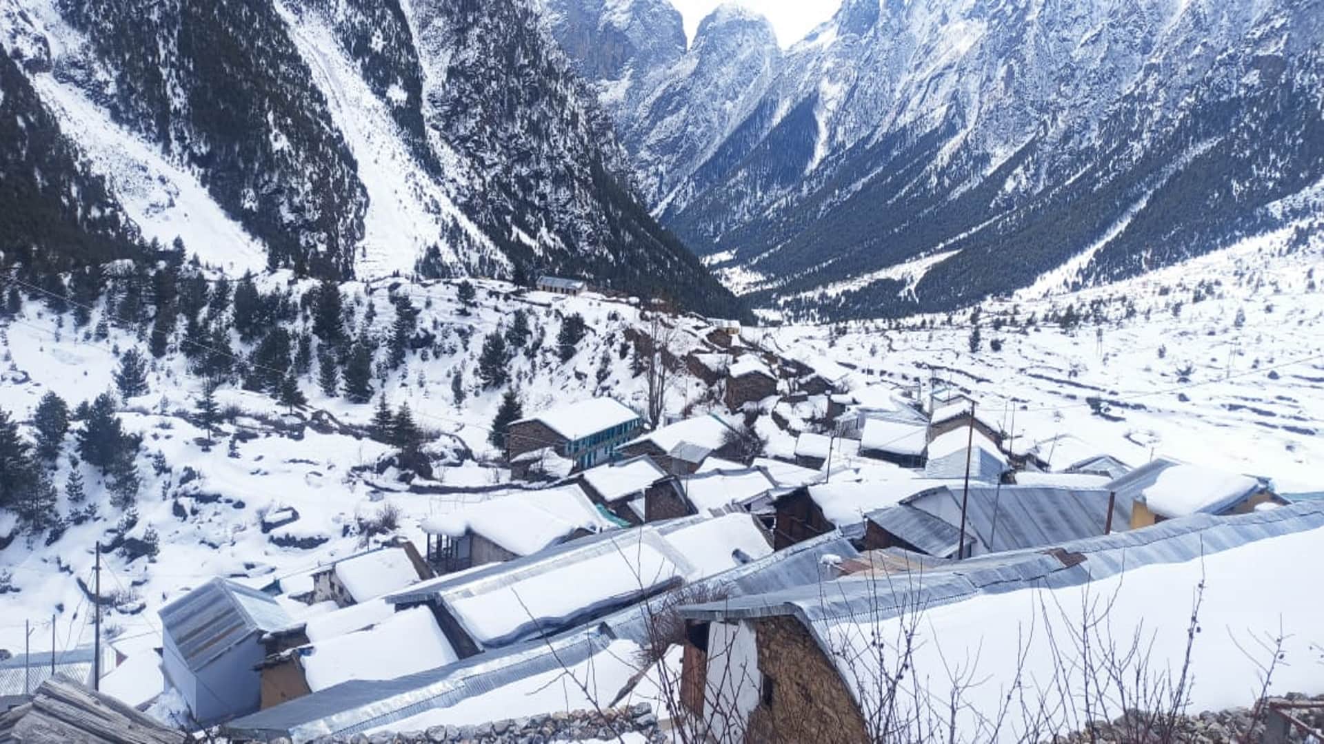 Snowfall in Uttarakhand: In Chamoli district China border area covered with snow, Army and ITBP personnel are guarding, see Photos