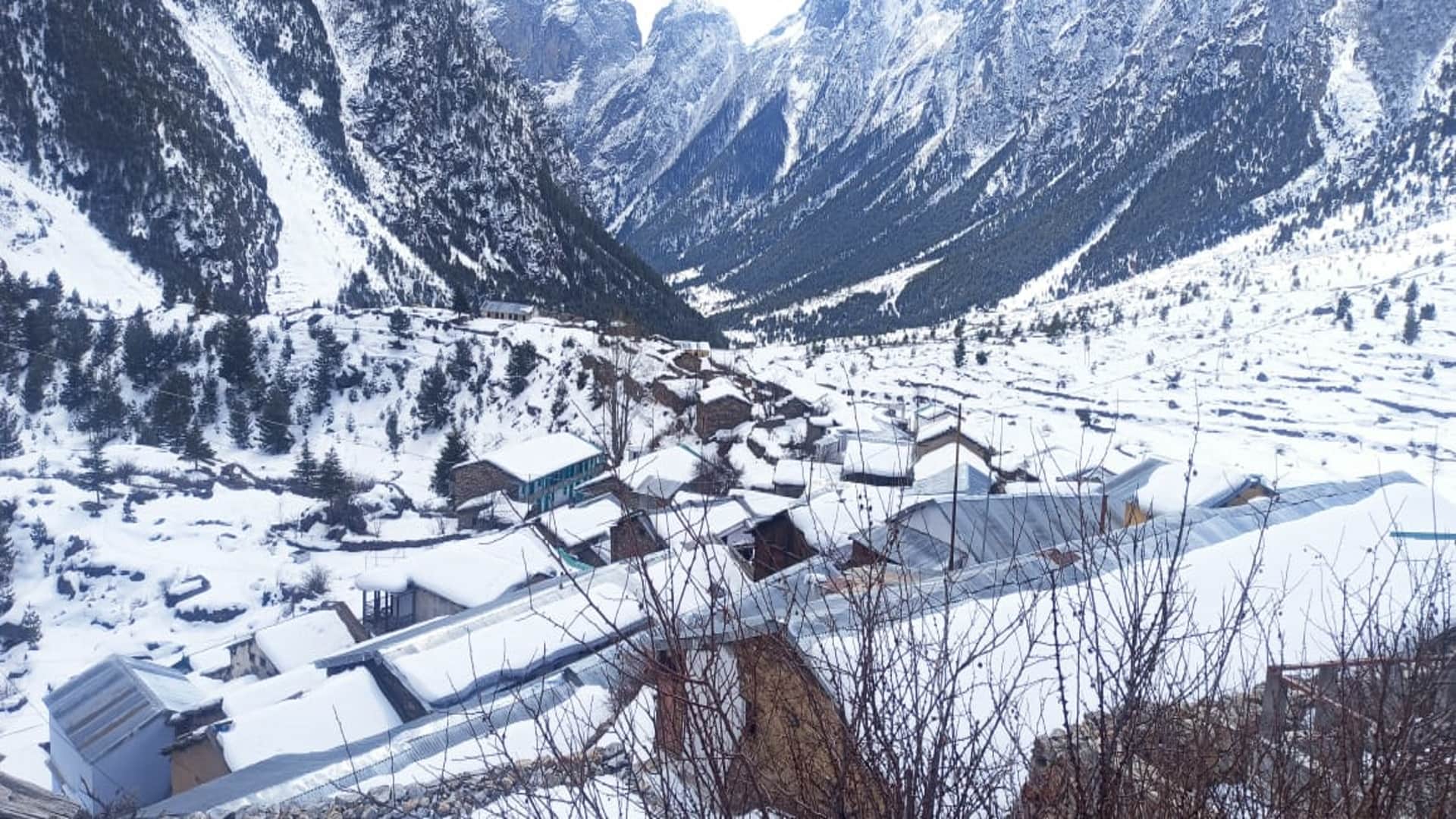 Snowfall in Uttarakhand: In Chamoli district China border area covered with snow, Army and ITBP personnel are guarding, see Photos