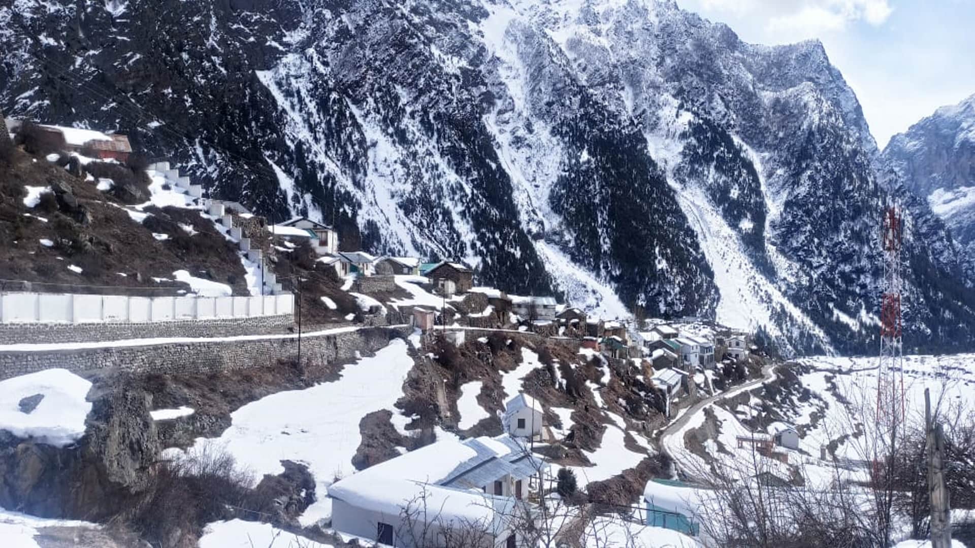 Snowfall in Uttarakhand: In Chamoli district China border area covered with snow, Army and ITBP personnel are guarding, see Photos
