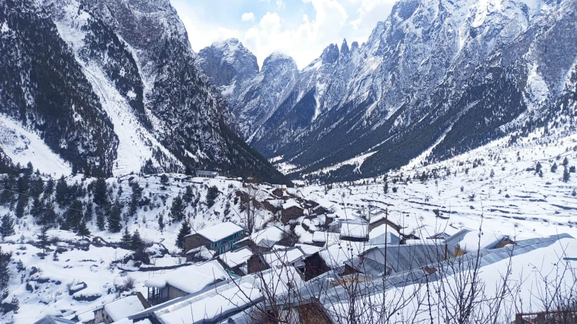 Snowfall in Uttarakhand: In Chamoli district China border area covered with snow, Army and ITBP personnel are guarding, see Photos