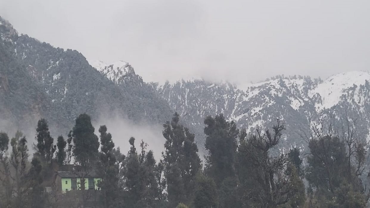 Uttarakhand Weather Update: Weather has changed, cloud cover in some places and snow in mountains