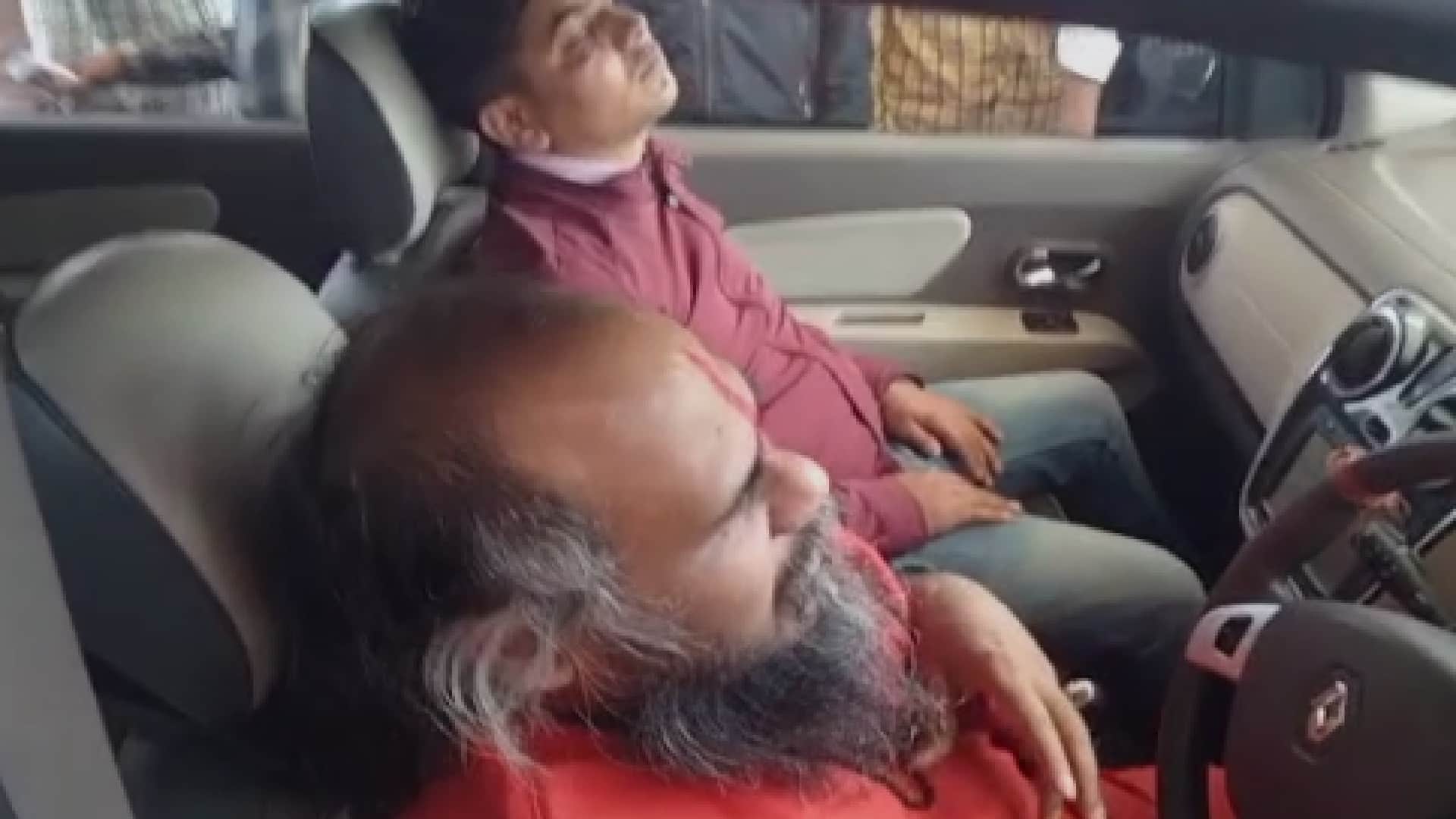 Morena: Unknown miscreants beat Mirchi Baba, Mirchi Baba wept bitterly at Congress District President's house