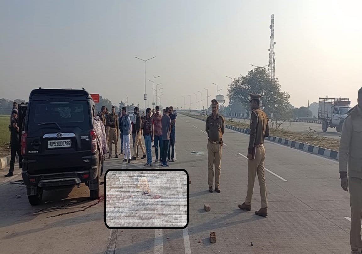 road accident in varanasi lady died and five injured after scarpio overturn due to hit divider