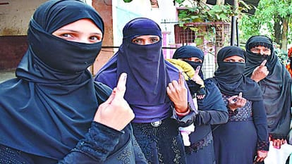 करहल के एक बूथ पर महिला मतदाता