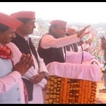 Prayagraj News : करछना में पार्टी की जनसभा संबोधित करते सपा मुखिया अखिलेश यादव।