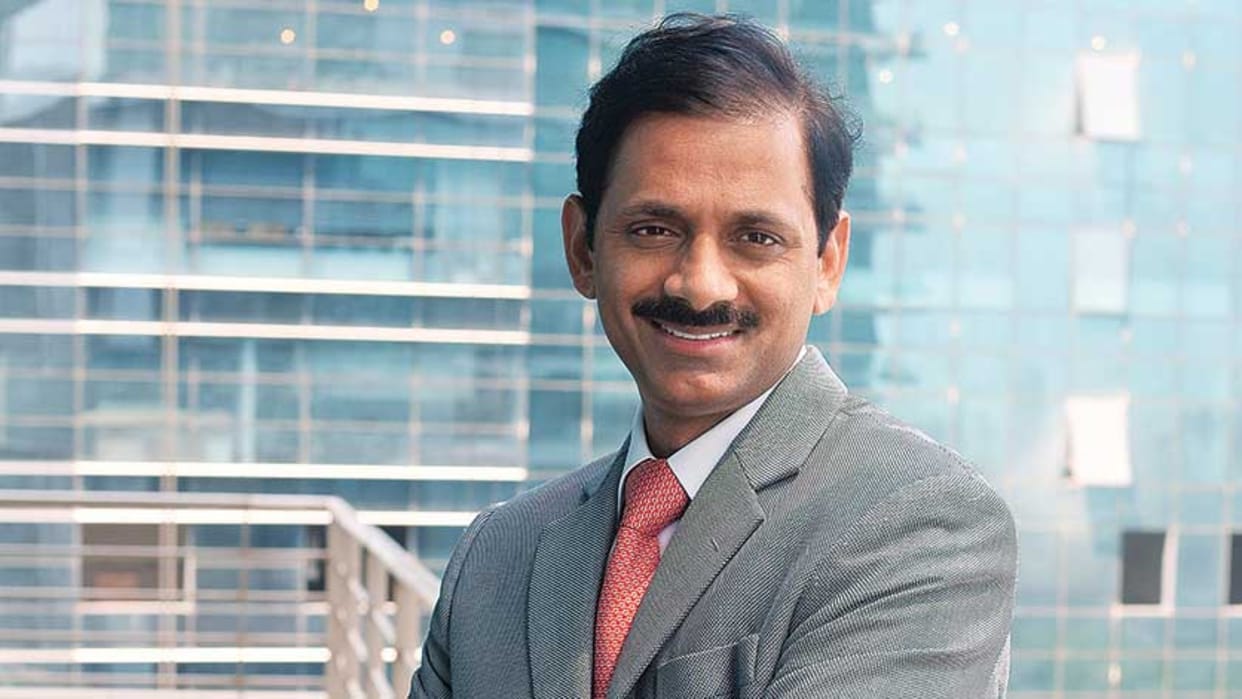 idfc first bank md ceo gifts shares worth rs 3.95 crore to trainer driver support staff know why
