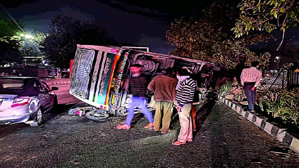 speeding uncontrollably rtv fell on the bike five injured in dwarka delhi