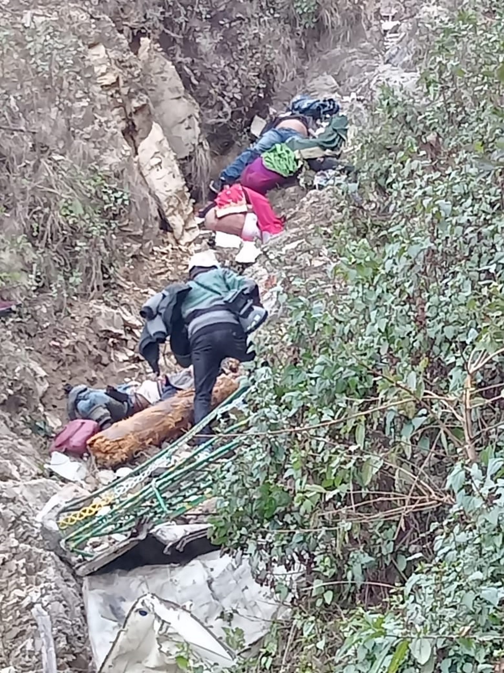 Uttarakhand: Accident in champawat, vehicle returning from the procession fell into the ditch, photos