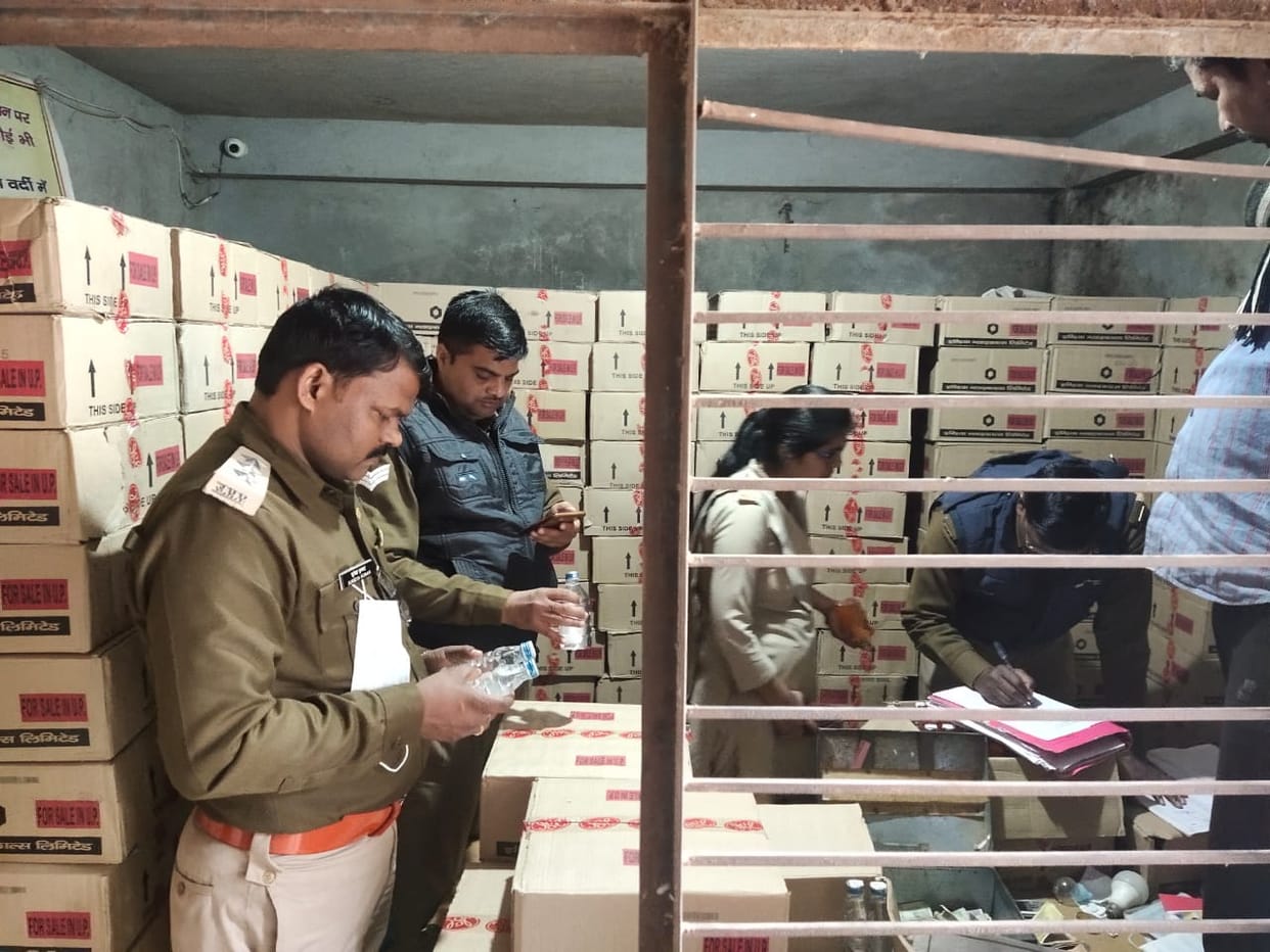 aajamagadh se sate kshetron kee dukaanon par mein chalaaya cheking abhiyaan