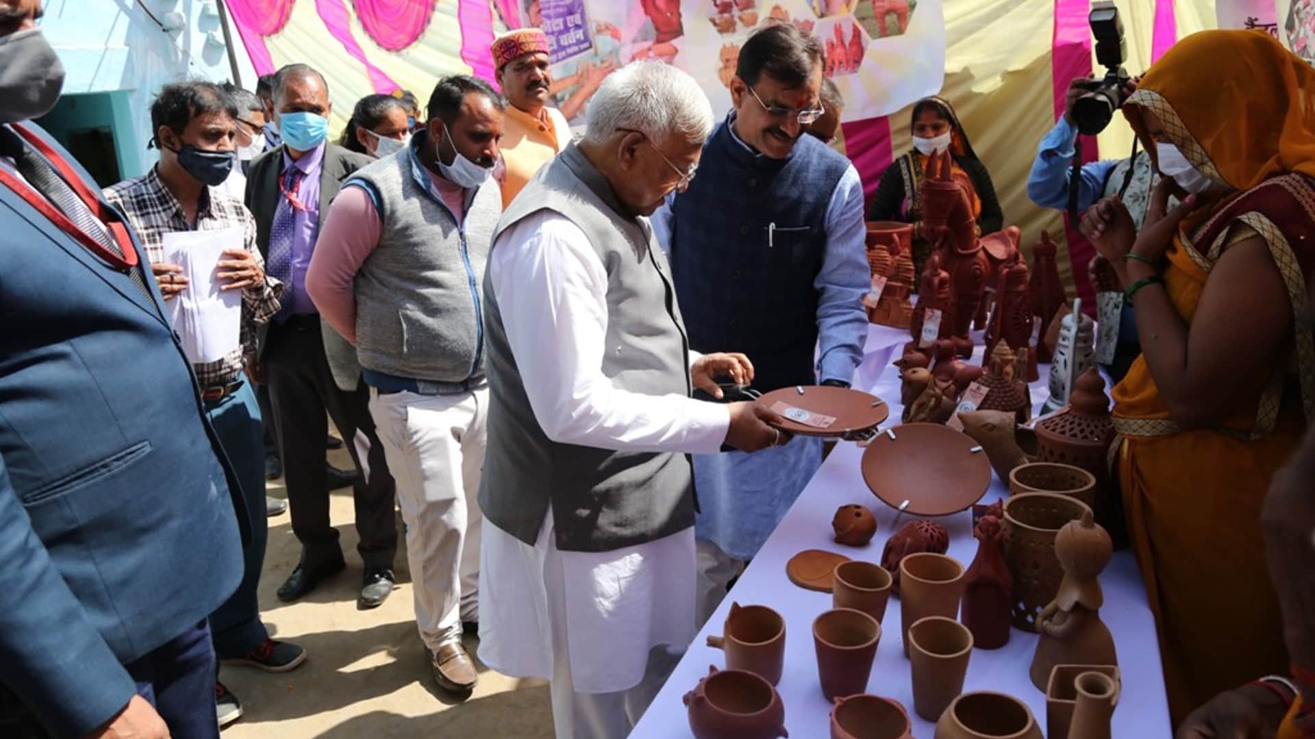 Chhatarpur: The governor praised the terracotta artefacts, the process of making clay toys, utensils
