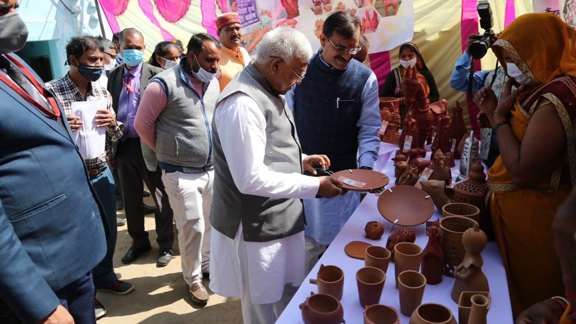 Chhatarpur: The governor praised the terracotta artefacts, the process of making clay toys, utensils