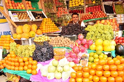 सहालगी मांग बढ़ने और आवक कम होने से चढ़ने लगे फलों के दाम - Fruit Prices Skyrocketed Due To Increasing Demand And Less Arrival - Shahjahanpur News