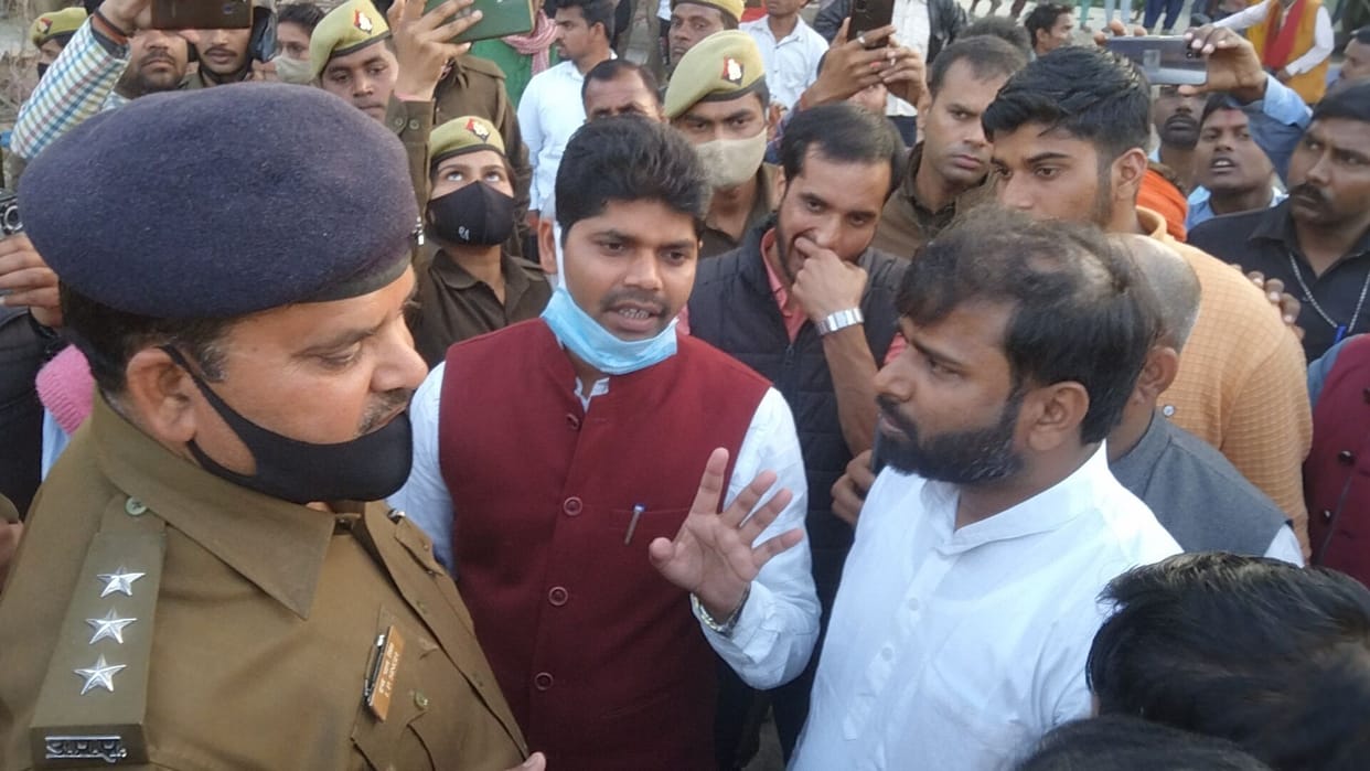 In response to the SP MLA, the BJP also sat on the dharna.