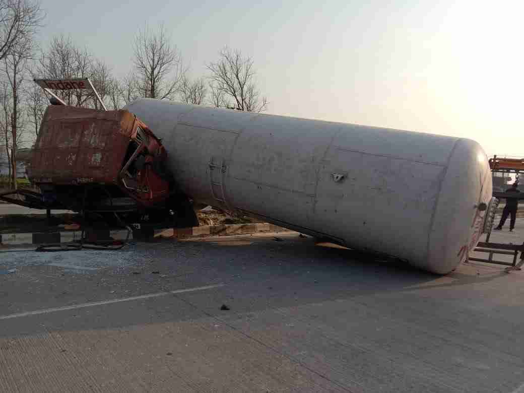 The gas capsule overturned uncontrollably on the divider, route diverted
