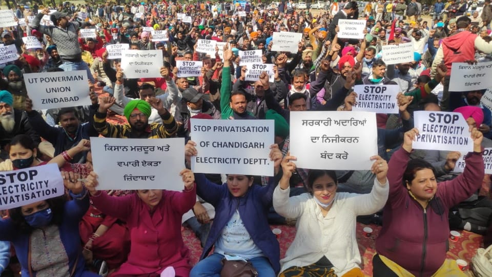 Electricity workers strike begins in Chandigarh, lights cut off simultaneously in many parts of the city