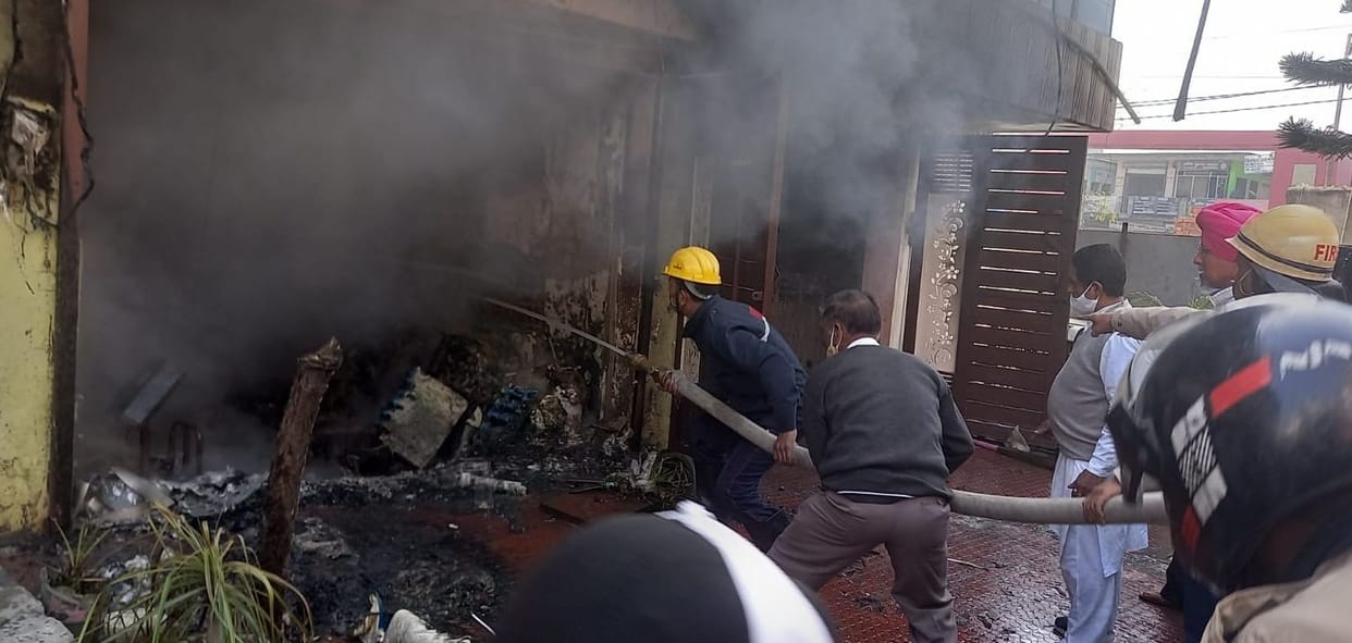 Shop caught fire, goods worth lakhs burnt