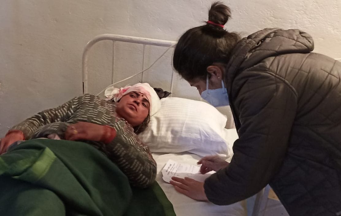 The car of the people returning from the place of marriage collapsed, the driver died
