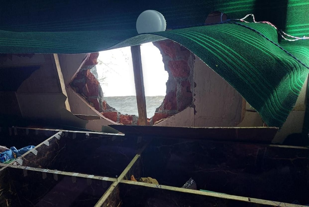 Cash and goods worth lakhs stolen by cutting the roof of seven shops