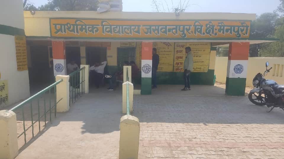 Karhal voting case two lady teachers suspended and FIR filed against polling personnel in mainpuri