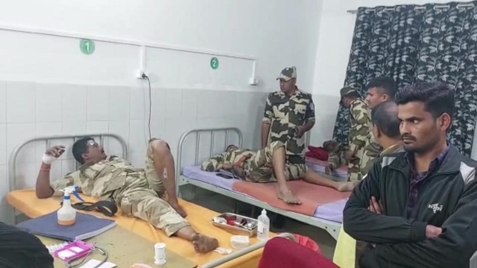police bus overturns in sitapur more than 12 soldiers injured