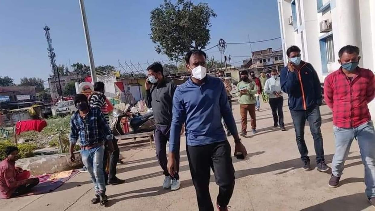Chhatarpur: Collector arrived by bicycle on surprise inspection of district hospital, took class of doctors who were negligent in treatment