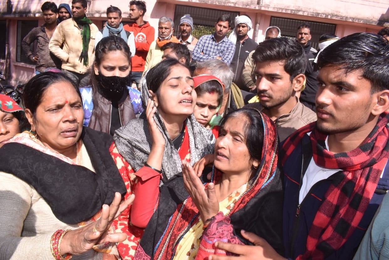 Relatives of bank worker sitting on dharna outside post mortem house