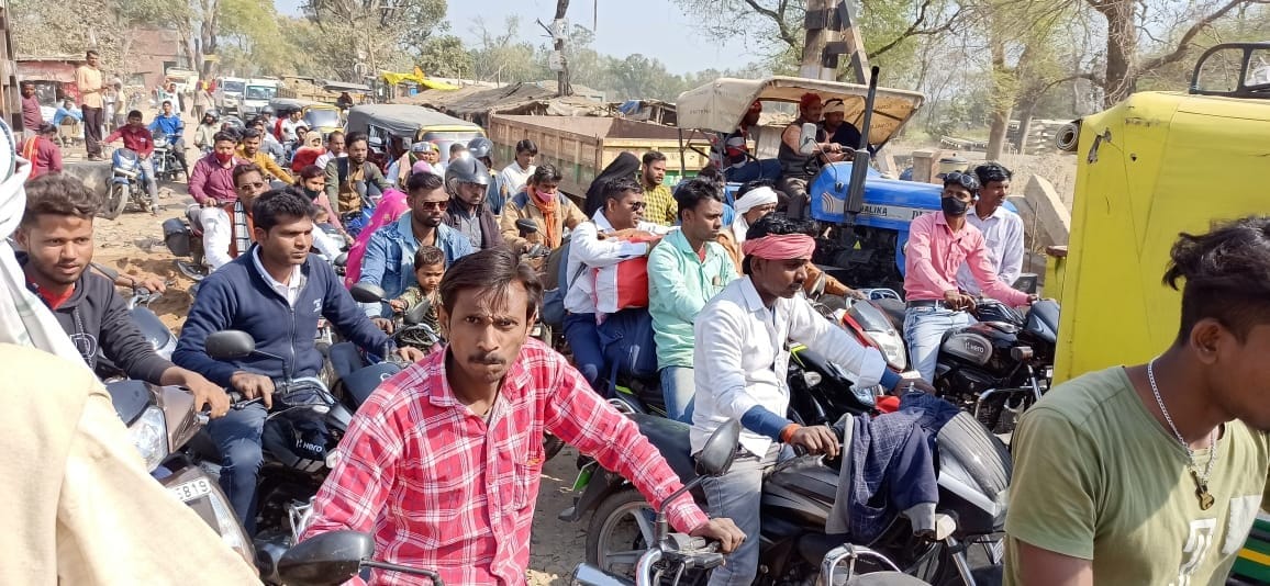The queue of vehicles remained for one hour due to the closure of the crossing gate
