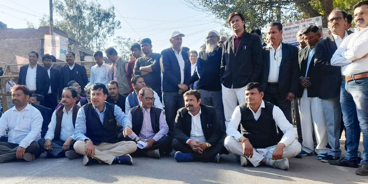 Advocates jammed for non-registration of FIR