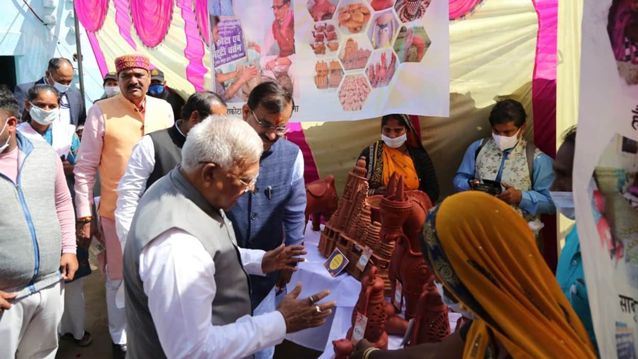 Chhatarpur: The governor praised the terracotta artefacts, the process of making clay toys, utensils
