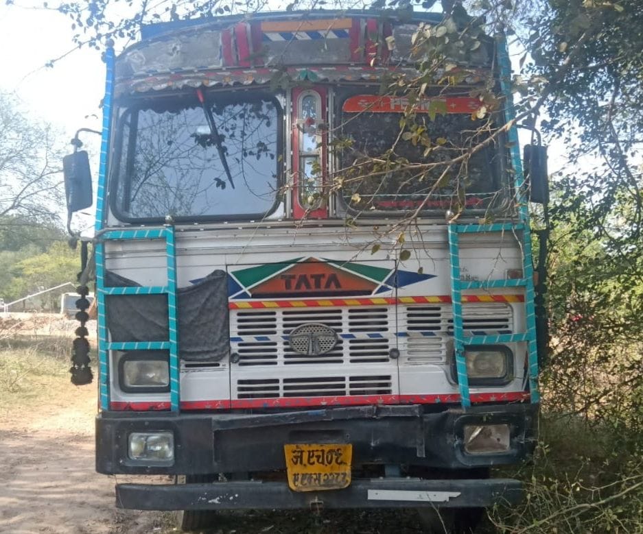 fathepur news,50 cows recovered from two containers in checking