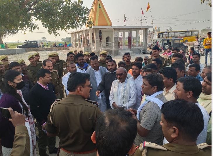 After stone pelting in Ballia, the police removed the picture from the Shiva temple premises, force was deployed