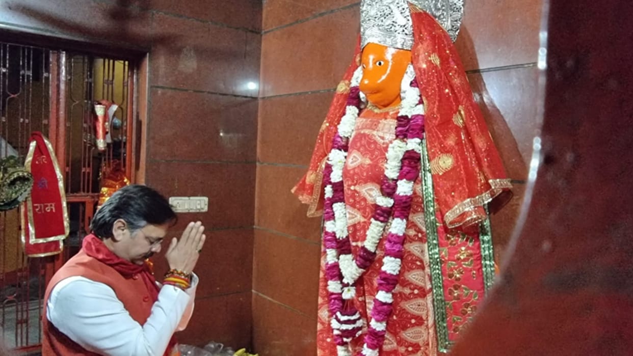 Lucknow: On the last day, the candidate reached the door of God, Rajeshwar Singh paid obeisance at the Hanuman temple of Banthra.