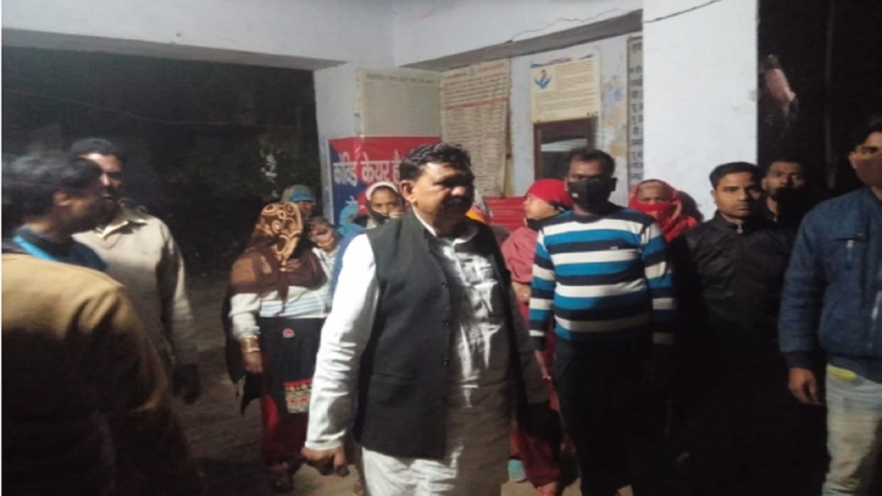 Sardhana News: The cleaning workers have ruckus beat up the EO in Meerut