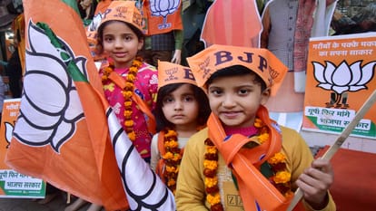 UP Elections 2022: Home Minister Amit Shah said - earlier there was Mafia Corridor, now Defense Corridor is being built
