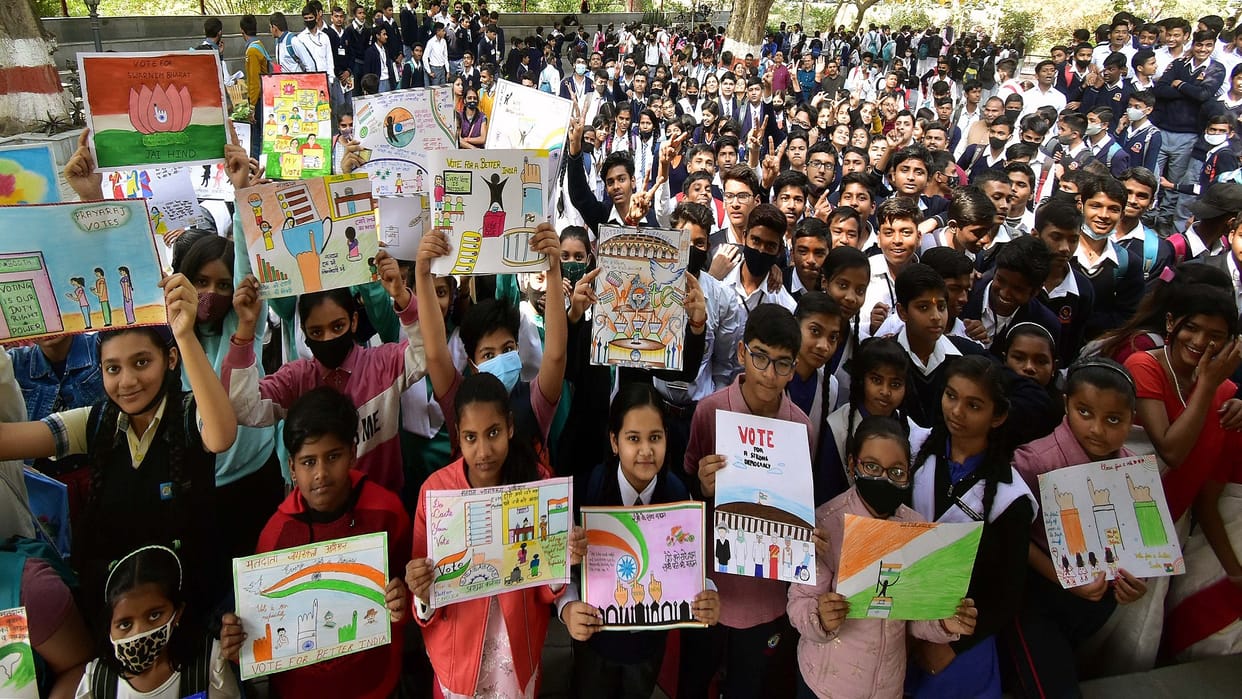 Amar Ujala Voter Awareness Campaign: With the help of colors and lines, Balman showed the mother and father the path of democracy