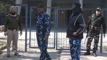 लुधियाना में एक स्ट्रांग रूम के बाह खड़े सुरक्षाकर्मी।