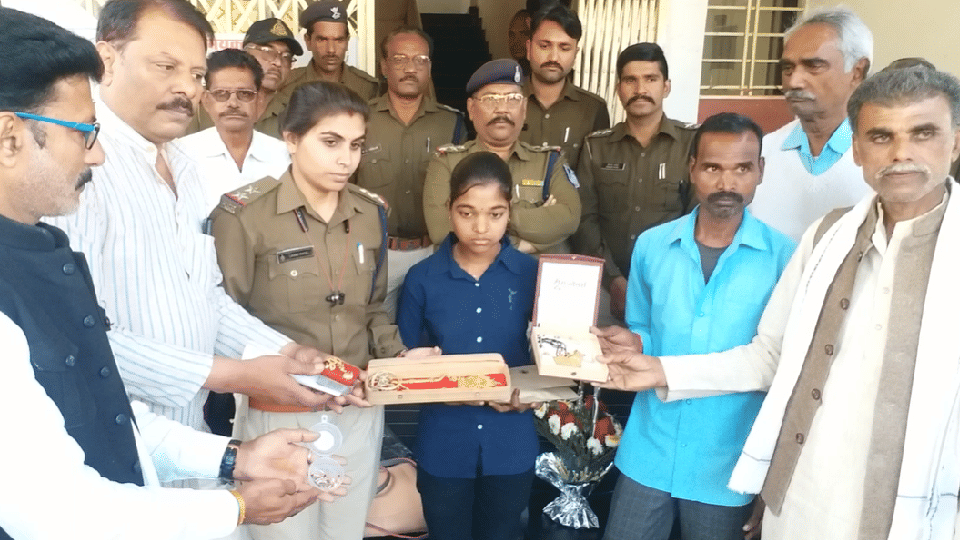 Madhya Pradesh News: Class-6 students shows honesty; returns bag full of gold and silver jewelery worth 7 lakhs in Raisen
