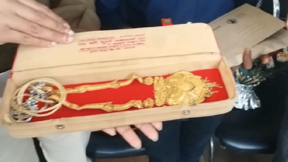 Madhya Pradesh News: Class-6 students shows honesty; returns bag full of gold and silver jewelery worth 7 lakhs in Raisen