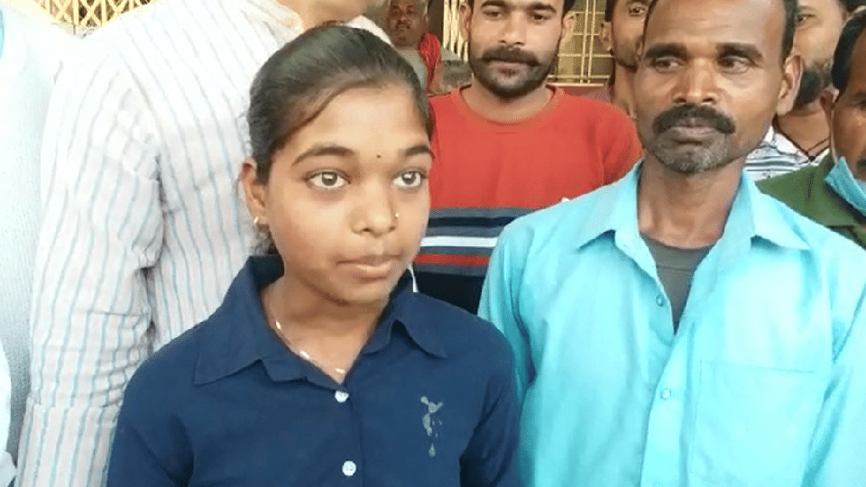 Madhya Pradesh News: Class-6 students shows honesty; returns bag full of gold and silver jewelery worth 7 lakhs in Raisen