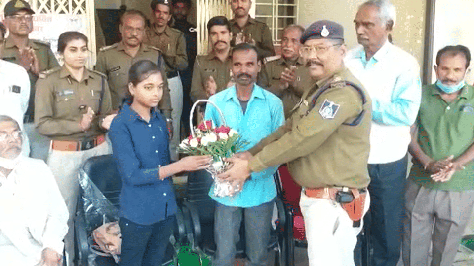 Madhya Pradesh News: Class-6 students shows honesty; returns bag full of gold and silver jewelery worth 7 lakhs in Raisen